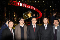 國家質(zhì)檢總局副局長(zhǎng)支樹平（右三）在中央電視臺(tái)演播大廳2010年&ldquo;3.15晚會(huì)&rdquo;直播現(xiàn)場(chǎng)與中國質(zhì)量檢驗(yàn)協(xié)會(huì)會(huì)員工作部主任楊曉東（右二）、防偽中心主任王成村（右一）、會(huì)員工作部副主任劉輝（左二）、會(huì)員工作部副主任王劍（左一）等協(xié)會(huì)工作人員代表合影留念