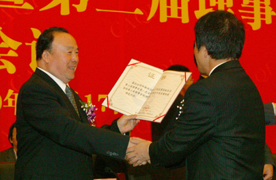 全國政協(xié)副主席白立忱為新當選的中國質量檢驗協(xié)會秘書長柯振權頒發(fā)證書