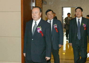 國家質檢總局副局長劉平均、總工程師張綱陪同全國政協(xié)副主席白立忱步入會場